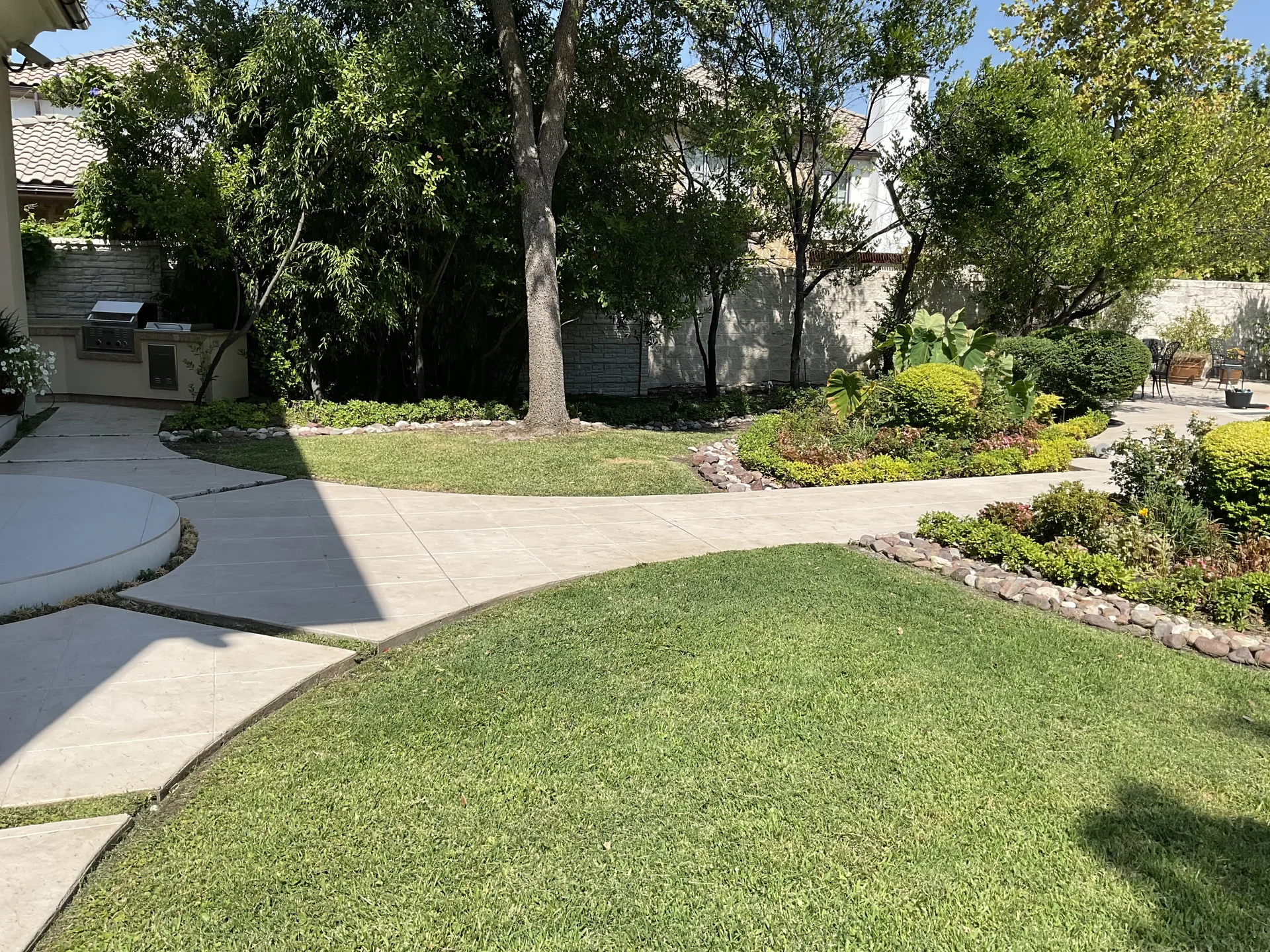 Foundation protection landscape bed with integrated subsurface drainage